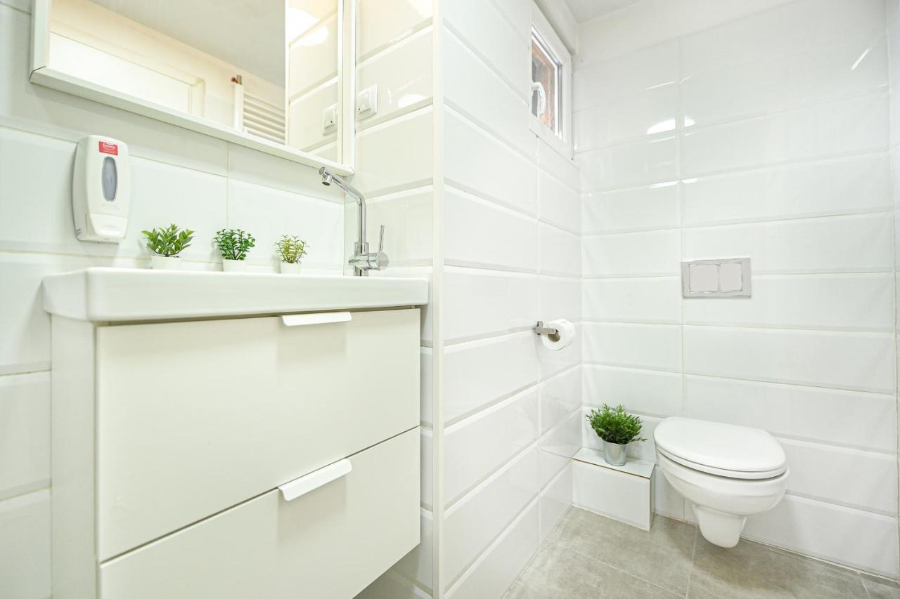 Spacious 1Br In The City Center - Amazing For Extended Stays Boekarest Buitenkant foto
